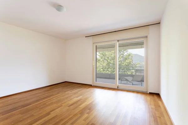 Schlafzimmer mit weißen Wänden und Parkett. Fenster mit Seeblick. — Stockfoto