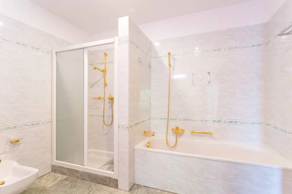 Luxus-Badezimmer mit grünem Marmor und goldenen Waschbecken — Stockfoto