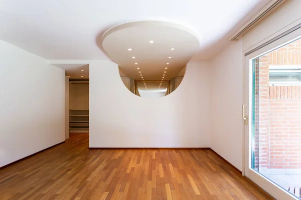 Dormitorio con paredes blancas y parquet. Arco con proyectores — Foto de Stock