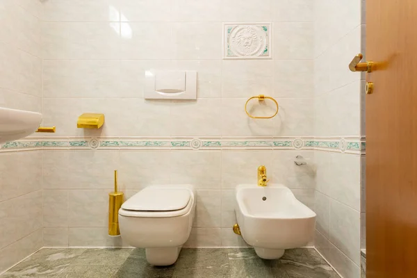 Salle de bain de luxe avec marbre vert et éviers dorés — Photo