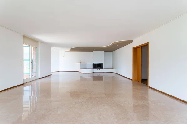Leeres Wohnzimmer mit großem Kamin und weißen Wänden — Stockfoto