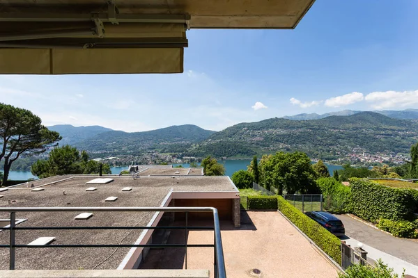 Terrasse avec vue sur le lac en Suisse pendant la journée d'été — Photo