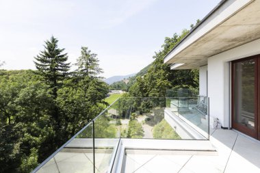 İsviçre 'nin doğa ve yeşilliklerin manzarasını sunan dış balkon