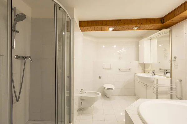 Bagno con piastrelle bianche e soffitto in legno — Foto Stock