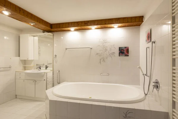 Bagno con piastrelle bianche e soffitto in legno — Foto Stock