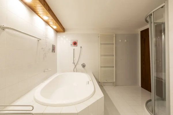 Ванна кімната з білою плиткою і дерев'яна стеля — стокове фото