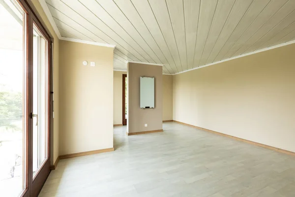 Pusty pokój z brązowymi ścianami i parkietem — Zdjęcie stockowe