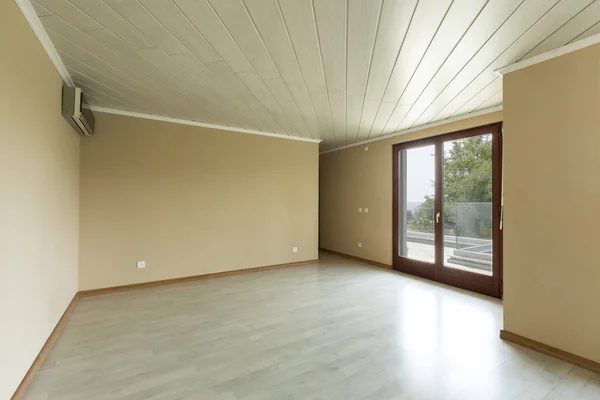 Leerer Raum mit braunen Wänden und Parkett — Stockfoto