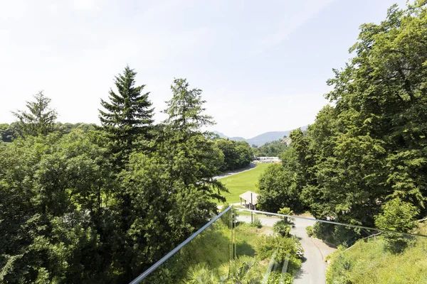 Utanför balkongen med utsikt över naturen och grönska i Switzerlan — Stockfoto