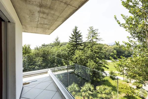 Buiten balkon met uitzicht op de natuur en groen in Switzerlan — Stockfoto