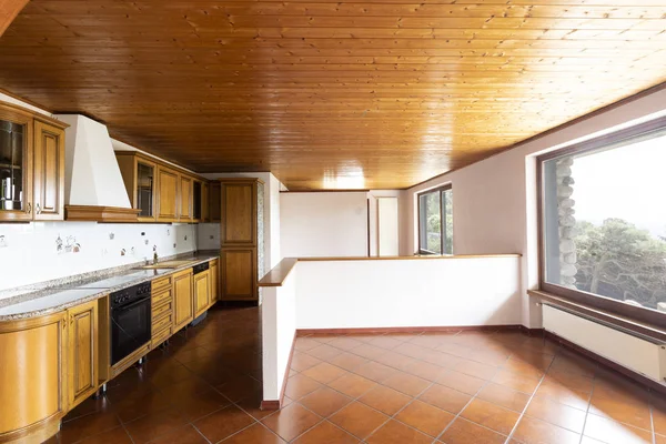 Традиционная кухня с терракотой и деревом на потолке . — стоковое фото