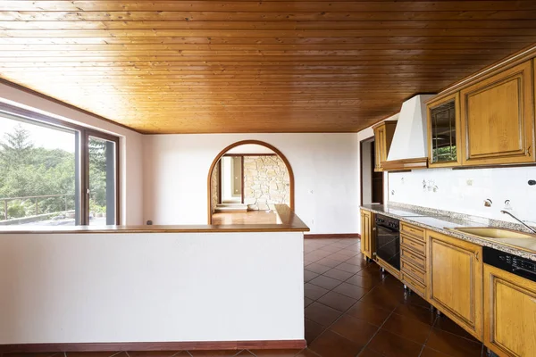 Traditionelle Küche mit Terrakotta und Holz an der Decke. — Stockfoto