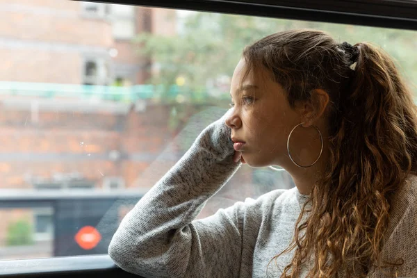 Chica joven viaja en autobús en Londres — Foto de Stock