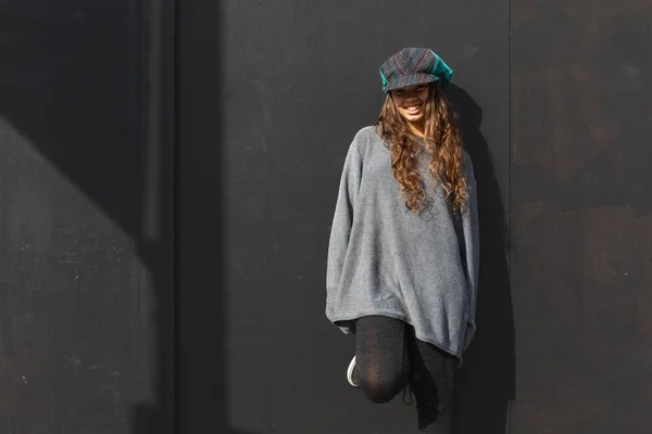 Boldog lány, színes kalap és hosszú barna haj — Stock Fotó