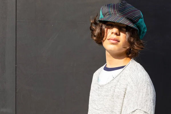 Retrato de menino com chapéu colorido — Fotografia de Stock