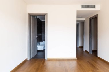 Parke ve özel banyo erişimi ile odanın ön görünümü