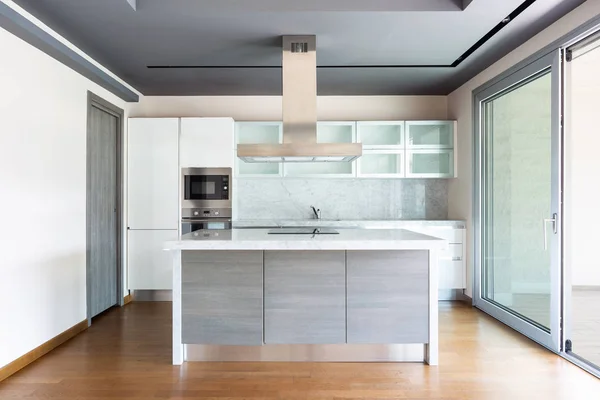 Salón con isla de cocina, apartamento moderno — Foto de Stock