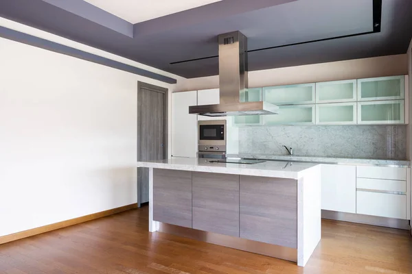 Mutfak adası ile oturma odası, modern daire — Stok fotoğraf