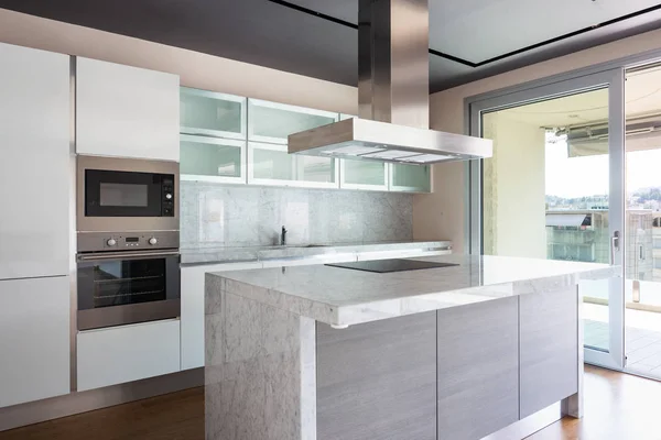 Ruang tamu dengan pulau dapur, apartemen modern — Stok Foto
