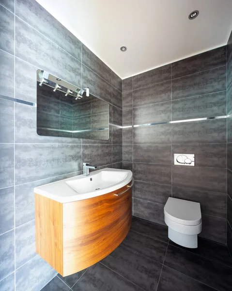 Baño moderno con baldosas de mármol gris — Foto de Stock