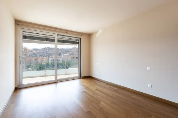 Lege kamer met parketvloer en groot raam — Stockfoto