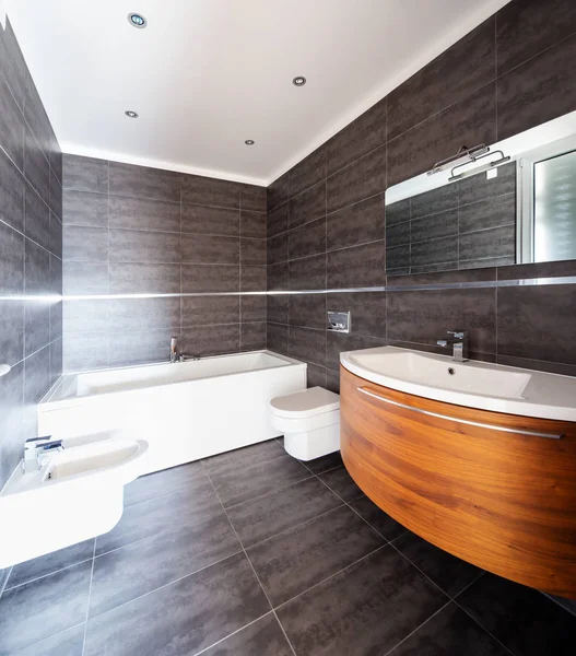 Bagno moderno con piastrelle in marmo grigio — Foto Stock