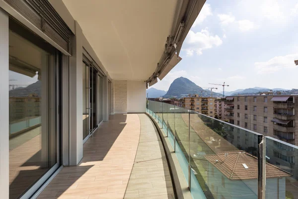 Appartamento di lusso balcone con vista sulla città — Foto Stock