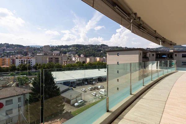 Appartamento di lusso balcone con vista sulla città — Foto Stock