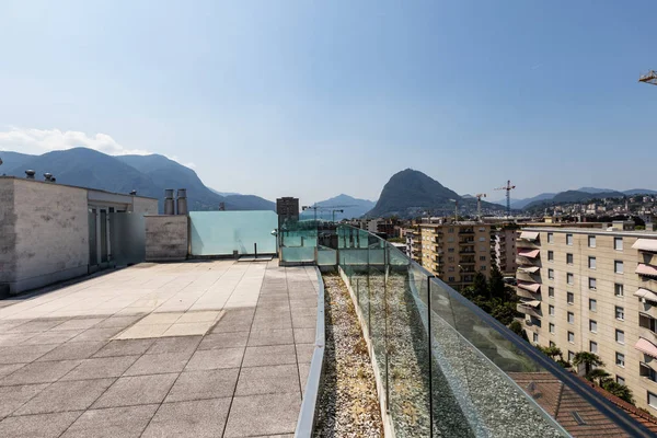 Terrazza privata con vista sulla città e sulle montagne — Foto Stock