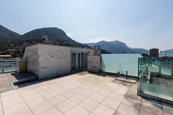 Terraza privada con vistas a la ciudad y a la montaña — Foto de Stock