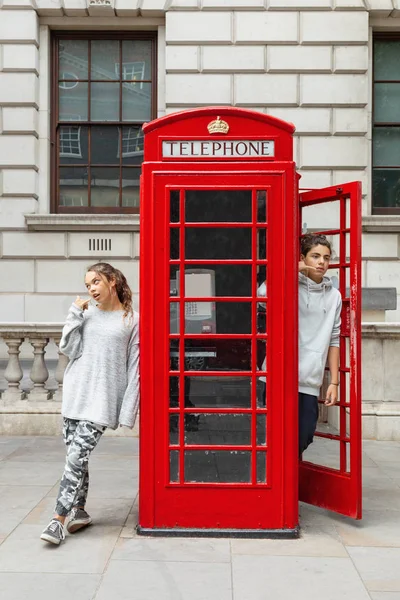 Two boys and a telephone box in London — Stock Photo, Image