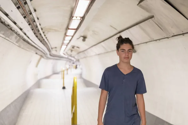 Retrato de un joven adolescente en el túnel del metro — Foto de Stock