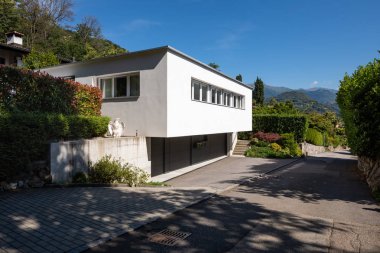 Küçük bir modern beyaz evin dış, sadece bir aile için.