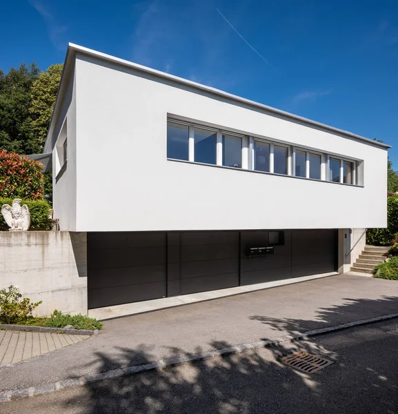 Exterior de una pequeña casa blanca moderna, es solo para una familia . — Foto de Stock