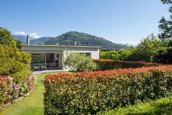 House with garden by day in the middle of summer in Switzerland — Stock Photo, Image