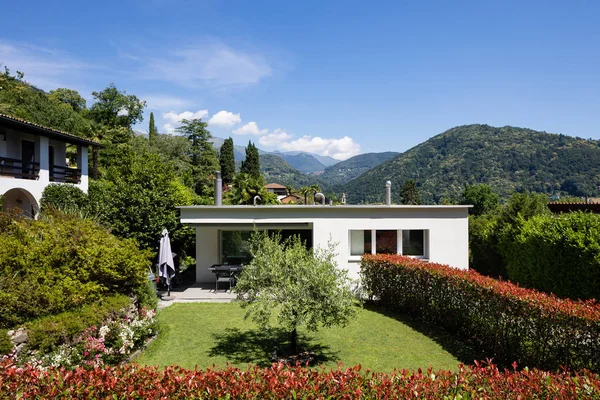 Casa con jardín y seto en frente — Foto de Stock