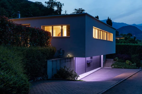 Maison extérieure avec éclairage violet. Image de nuit — Photo