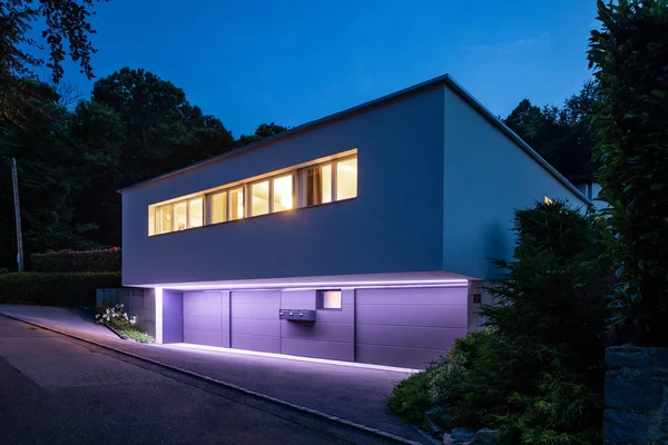 Huis exterieur met paarse verlichting. Nacht beeld — Stockfoto