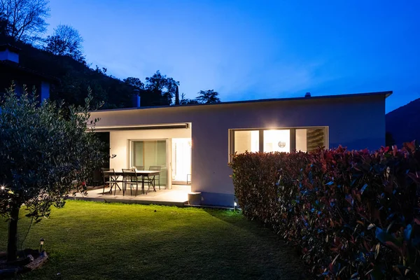 Casa pequena para uma família pequena. Doce noite de verão — Fotografia de Stock