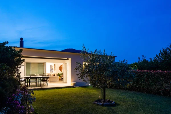 Pequeña casa para una familia pequeña. Dulce tarde de verano —  Fotos de Stock