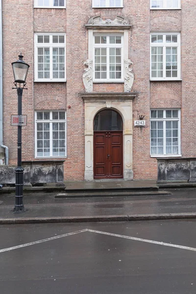 Porta di una vecchia casa — Foto Stock