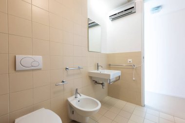 Modern bej fayans, yeni sıhhi armatürleri ile Banyo