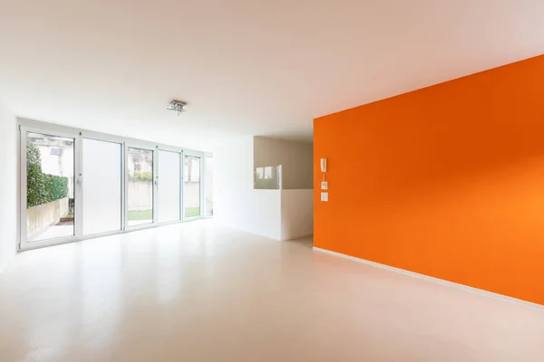 Вид спереду кімнати з білими і помаранчевими стінами — стокове фото
