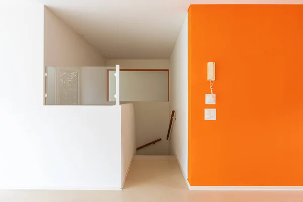Beyaz ve turuncu duvarlara sahip odanın ön görünümü — Stok fotoğraf