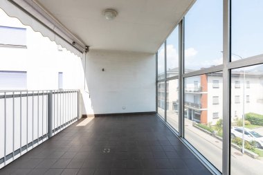 Geniş pencereler ve manzaralı kapalı teras 