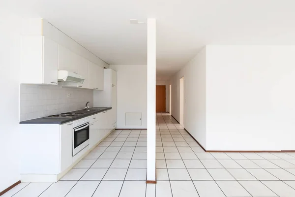 Camera vuota con cucina d'epoca, piastrelle bianche e pareti — Foto Stock