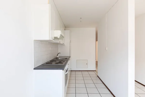 Пустой зал с винтажной кухней, белой плиткой и стенами — стоковое фото
