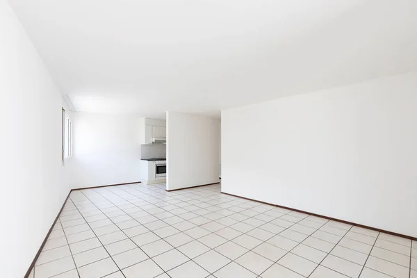 Chambre vide avec cuisine vintage, carrelage blanc et murs — Photo