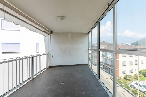 Terraza cubierta con grandes ventanales y vistas — Foto de Stock