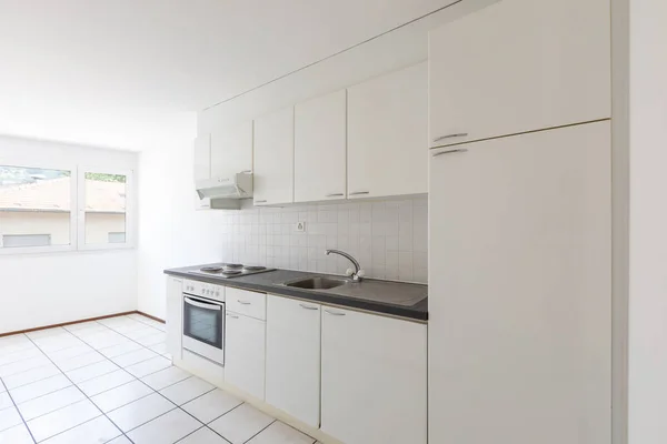 Habitación vacía con cocina vintage, azulejos blancos y paredes —  Fotos de Stock